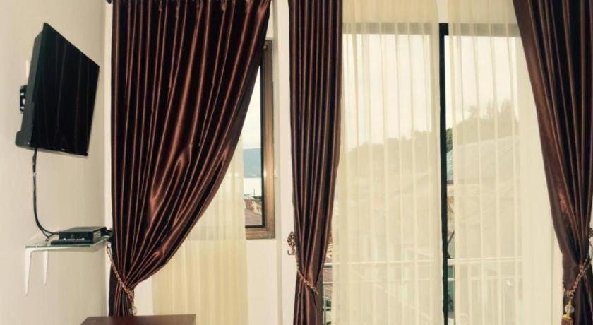 Opriss Hotel Parapat Buitenkant foto